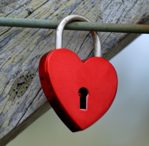 Ein rotes Vorhängeschloss in Herzform